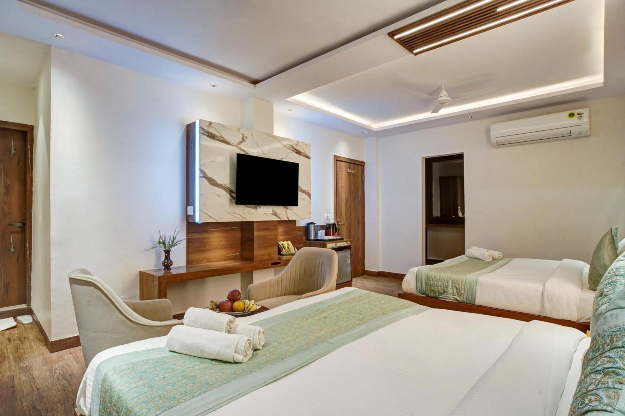Hotel Saina International New Delhi Exterior photo