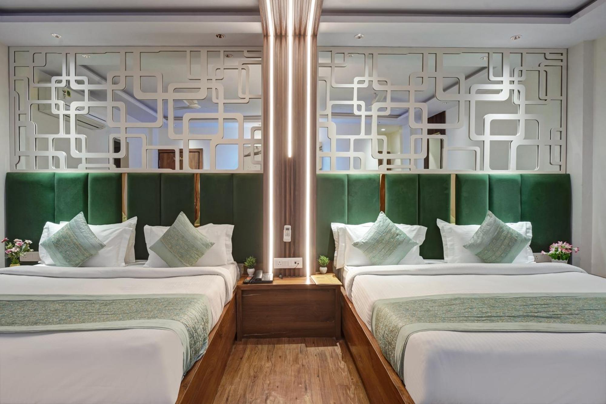 Hotel Saina International New Delhi Exterior photo